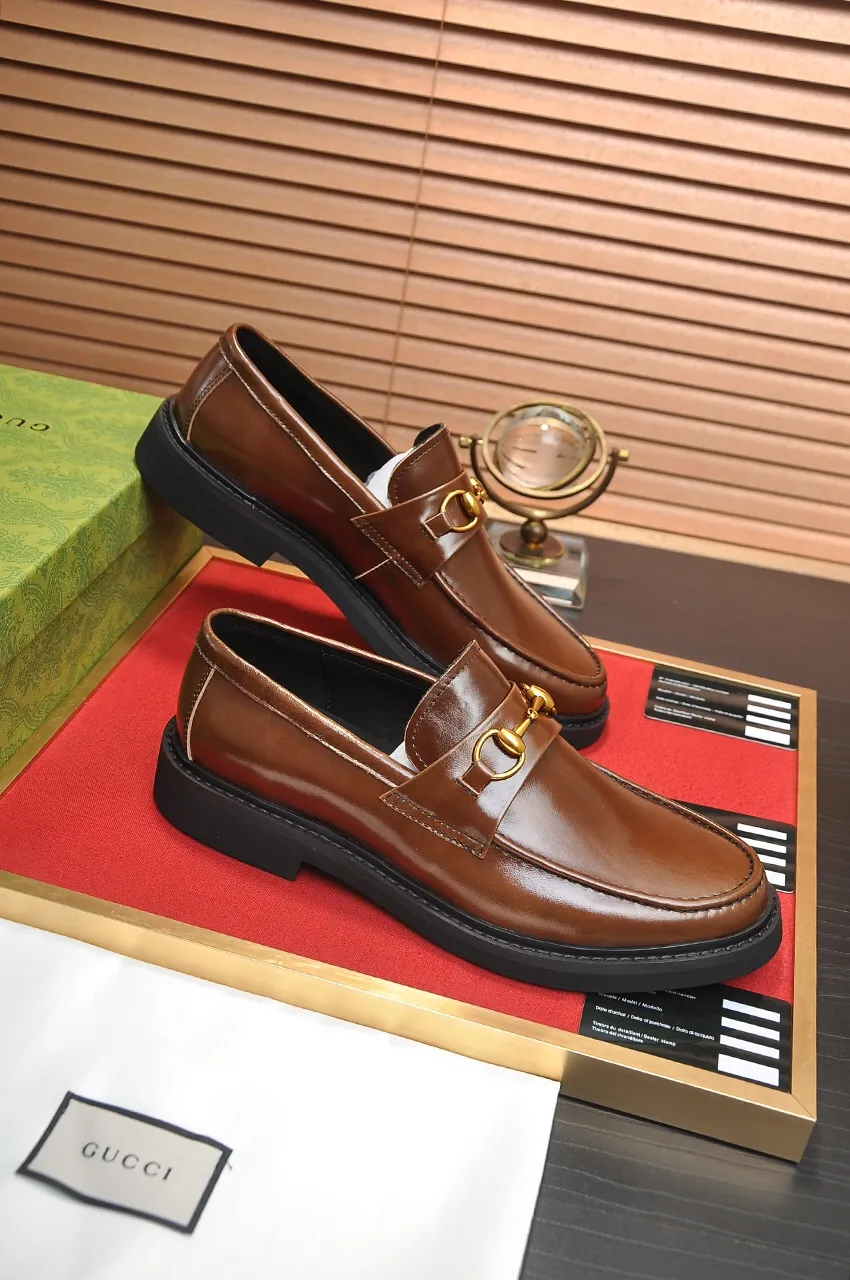 Men's shoes💰540💶Italy's top luxury men's shoe giant (GUCCI) (Gucci) (full cowhide lining) new arrival🍃Original European style🔰 Pleasant to the eye😍In order to make the shoes more durable and non-deformable🌀The production continues to follow traditional methods but there is still no lack of innovation💪Choose original sheepskin for the leather♻️ Smooth and natural And extra bright ⭐Made of imported cowhide, the first choice of rich people 38-45 (45 customized)